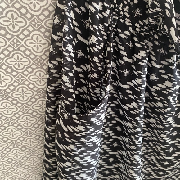 Black and white kohl’s sundress with pockets - Picture 3 of 8